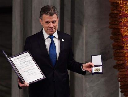 Santos se trazó como objetivo llegar a la paz desde el primer día de su mandato, el 7 de agosto del 2010. Durante su discurso de posesión dijo que tenía las llaves de la paz en su bolsillo.