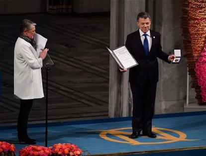 El presidente Santos recibió el premio de las manos de la vicepresidenta del Instituto del Nobel, Berit Reiss-Andersen.