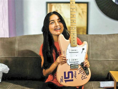 Además de libros, ropa, carros y otras cosas, Rubí Ibarra recibió una guitarra Fender personalizada.