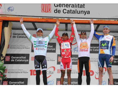 Nairo Quintana de rojo, en el podio como ganador de la montaña de la Vuelta a Cataluña del 2011.