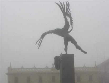 Desde 1991, el 'Bolívar Cóndor' del escritor Rodrigo Arenas Betancourt vigila la plaza de Bolívar, soportando incluso la típica neblina manizaleña.