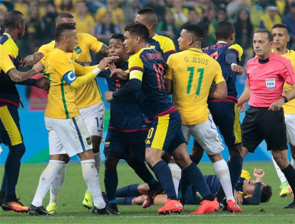 Al minuto 39, Neymar corrió desde el centro del campo para pegarle una patada descalificadora a Andrés Felipe Roa.