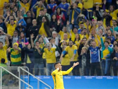 Neymar celebra su gol ante Colombia en el minuto 12 de la etapa inicial.