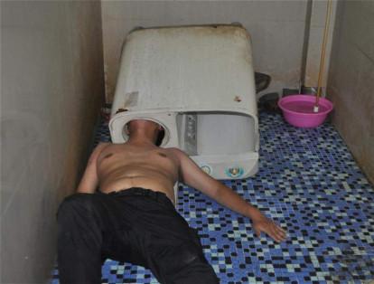 Según medios locales, un hombre  en Fuzhou, China, intentaba descubrir por qué su lavadora no funcionaba cuando su cabeza quedó atrapada. Bomberos tuvieron que cortar el aparato para rescatarlo.