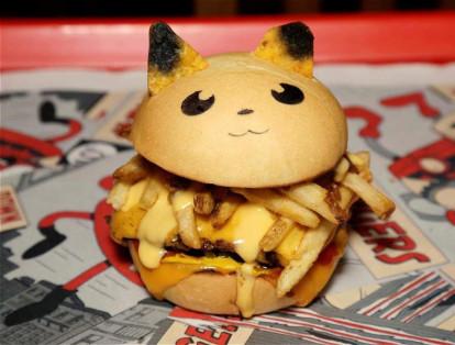 La 'Pokeburg' de nombre 'Peakachu', inspirada en Pokemon Go, es fotografiada en el restaurante Down N' Out Burger, en Sydney, Australia. En su menú están también 'Chugmander' and 'Bulboozaur'.