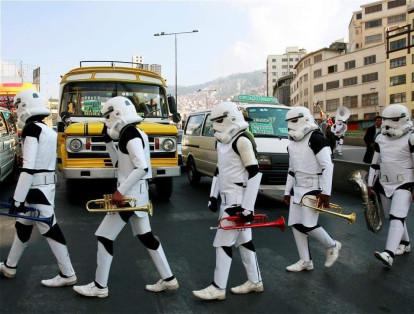 Miembros de una banda escolar que usan trajes inspirados en Star Wars caminan en el centro de La Paz, Bolivia.