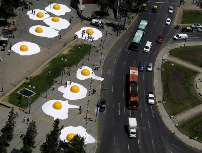 La instalación artística de huevos fritos gigantes hacen parte de "Hecho en casa", un festival de arte en Santiago de Chile.