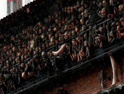 Cientos de muñecas fueron instaladas  en un balcón por el artista y coleccionador Etanis Gonzlález, en Caracas, Venezuela.