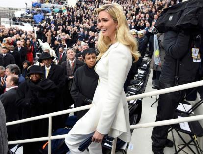 Ivanka, con su traje de Óscar de la Renta blanco, llamó la atención por su elegancia.