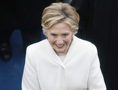 Hillary Clinton usó un sastre clásico color crema, de Ralph Lauren.