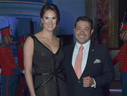 Diana Figueroa y Arnulfo Valdivia Machuca, embajador de México.