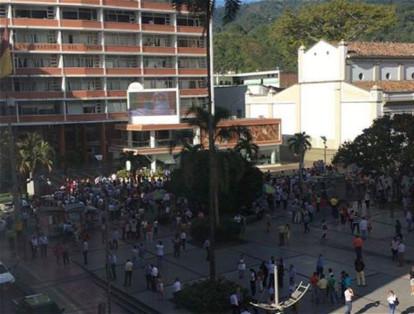 Diferentes entidades del país reportaron la evacuación de los funcionarios. En la foto, algos de los evacuados en Ibagué, Tolima.