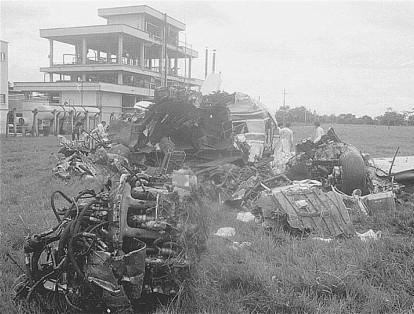27 de mayo de 1994: escombros del avión DC-3 accidentado cerca a una fábrica de aceites en Villavicencio, con un saldo de siete personas muertas.