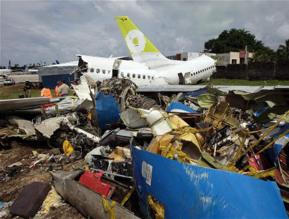 16 de agosto de 2010: el Boeing 737-700 de la aerolínea Aires despegó del Aeropuerto El Dorado con destino a  San André, dos personas murieron y milagrosamente 125 sobrevivieron.