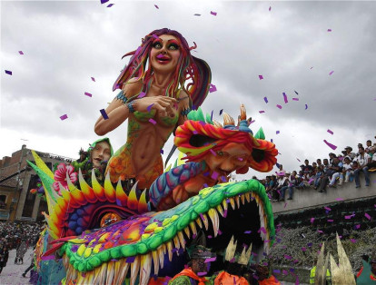 Otro carnaval que enmarca el inicio del año es el de Blancos y Negros, que se celebra en Pasto, Nariño. Su desfile de carrozas gigantes y coloridas atrae a turistas de todo el país.