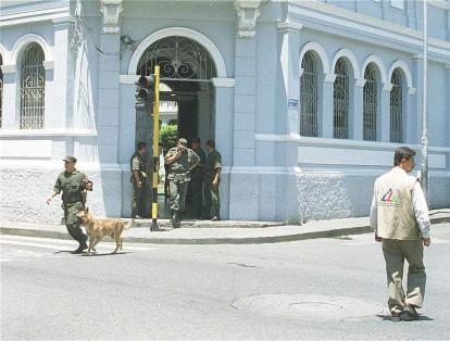 11 de abril del 2002. Separan a los 12 diputados en un vehículo luego de sacarlos del Palacio de San Luis, sede de la Asamblea, en el centro de Cali. Los secuestran.