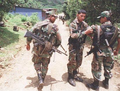 11 de abril del 2002. El Ejército mantuvo la persecución; sin embargo, los guerrilleros se internan en la selva y logran huir.