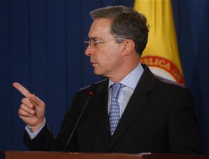 29 de noviembre del 2005. Álvaro Uribe, presidente en el momento, dice que una comisión internacional trabaja en una propuesta para recuperar la libertad de los secuestrados.
