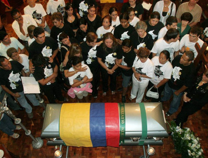 9 de septiembre del 2007. Los restos son trasladados a Cali, donde se realizan los exámenes forenses para conocer cómo murieron. Los cuerpos son entregados a las familias.