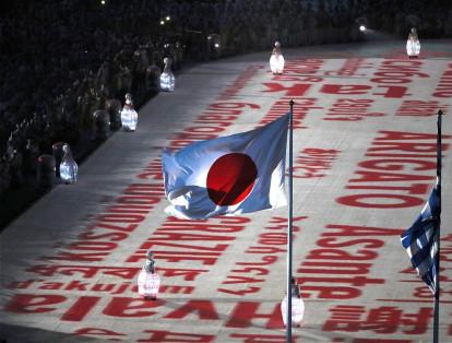 La ceremonia de entrega de bandera simboliza la transferencia de la sede olímpica de una ciudad a su sucesora, con lo que Tokio dio inicio este domingo a su ciclo olímpico.