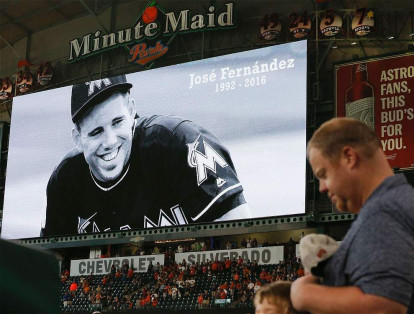 El lanzador cubano José Fernández falleció en un accidente marítimo este fin de semana. Los Marlins le  rindieron homenaje en Miami.