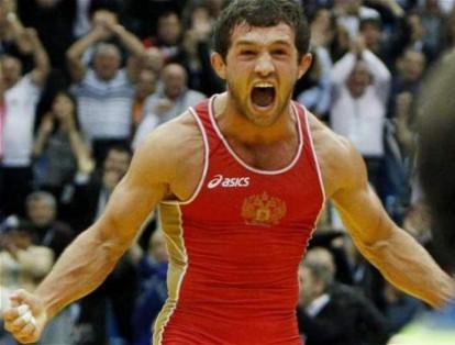 Besik Kudukhov, luchador ruso que ganó medalla de plata en Londres 2012, falleció a los 27 años, en un accidente automovilístico en 2013.
