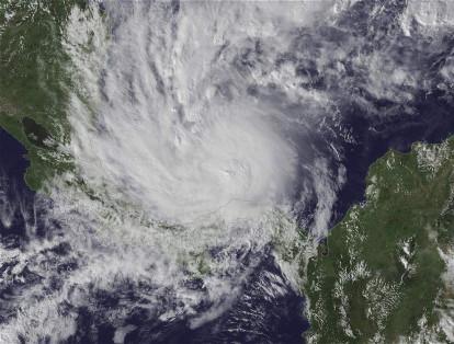 Una toma de satélite el martes muestra al huracán Otto sobre el Caribe. Este miércoles se degradó a tormenta tropical, mientras se aproxima a Costa Rica y Nicaragua con vientos de 110 km/h.