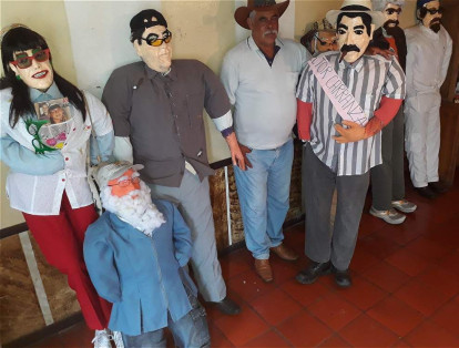 Desde hace 27 años, Graciliano se dedica al arte de crear en madera y periódico los personajes que hace por encargo y que luego son apreciados por la ciudadanía en un desfile por las calles de Ibagué.