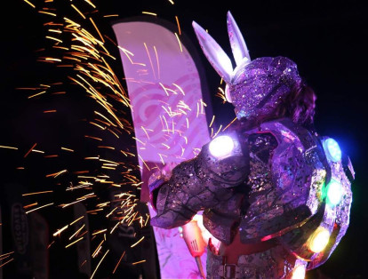 El 'robotic rabbit' se robó el show durante todas las noches. Su traje representa los chakras del hinduismo.
