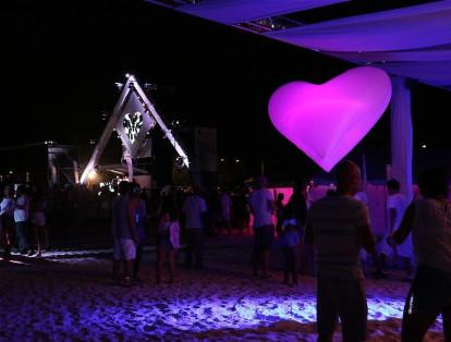 Las luces y decoraciones de todo el evento giraron en torno a una sola temática: el amor.