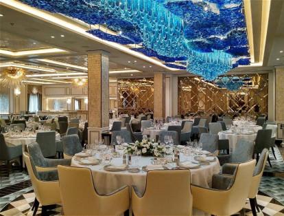 El barco ofrece cinco restaurantes especializados, cada cual mejor que el otro.