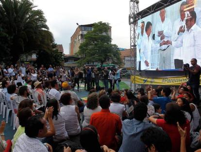 En las afueras del teatro Pablo Tobón de Medellín, cientos de personas celebraron la firma de paz con las Farc.