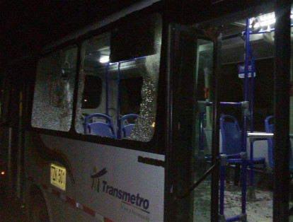 Los disturbios se desplazaron a las afueras del estadio Metropolitano, afectando la movilidad y causando daños en Transmetro.