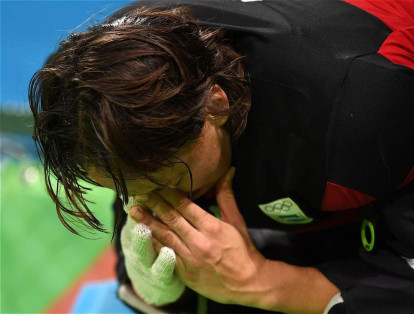 La arquera de la selección argentina de hockey, Belen Succi llora después de perder un partido contra la selección de Australia.
