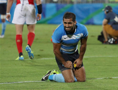 El jugador Gaston Revol del equipo de Rugby de Argentina se lamenta luego de la derrota por parte de la selección de Gran Bretaña.