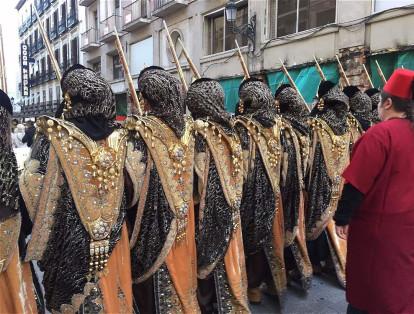 Con trajes medievales hombres sorprendieron a cientos de turistas que se reunieron en Madrid.