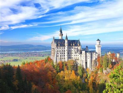 El castillo de Neuschwanstein, ubicado en Baviera Alemania, lo mandó a construir el rey Luis II de Baviera en 1886 y lo usaba de refugio para alejarse del mundo.