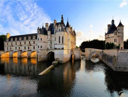 El castillo de Chenonceau, también conocido como el castillo de las damas, esta ubicado en la comuna francesa de Chenonceaux. Llama la atención por sus jardines y su colección de pintura.