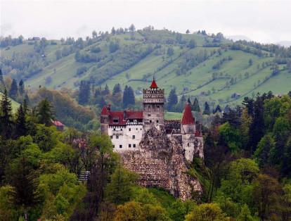 El Castillo de Bran está localizado en la actual Rumania y tiene un gran atractivo por la relación que tiene con la novela de Bram Stoker 'El conde Drácula'.