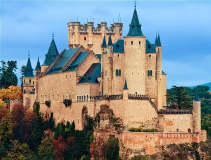 El Alcázar de Segovia ha servido como un palacio real, una prisión estatal y un centro de artillería. Fue una de las edificiaciones que inspiró el castillo de Blancanieves de Walt Disney.