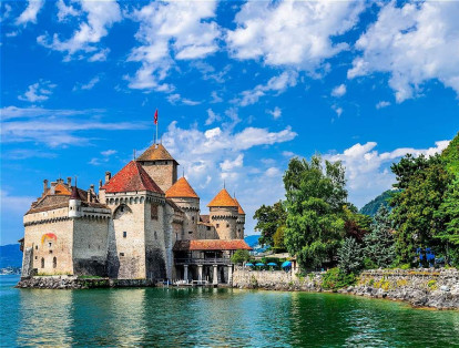 El castillo de Chillon, que se encuentra en la comuna de Veytaux en Suiza, fue una importante edificación defensiva en la Edad de Bronce. Se considera monumento histórico de Suiza.