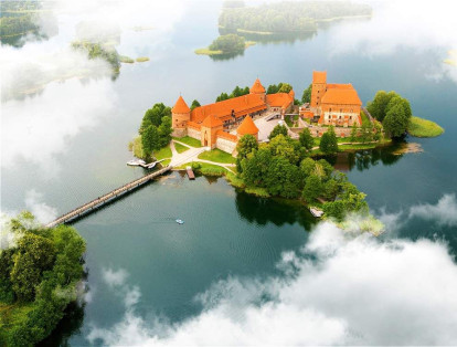 El castillo de Trakai está ubicado en Lituania y fue construido por el capricho de Birute, esposa del duque Kestutis que quería vivir rodeada de agua.