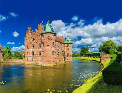 El castillo de Egeskov, ubicado en Dinamarca, se considera como el castillo de estilo renacentista rodeado de agua mejor conservado de Europa.