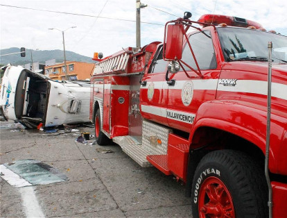 Cuando el equipo de bomberos salió a atender la emergencia chocó contra un bus.
