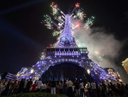 En el nuevo 'Sands new mega resort The Parisian', en Macau, realizaron una réplica de la Torre Eiffel que brilló con fuegos artificiales durante la apertura.