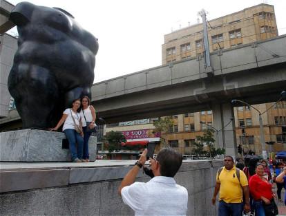 La escultura bautizada originalmente por Fernando Botero como 'Torso de Mujer' es conocida popularmente en Medellín como 'la gorda'. Fue instalada el 15 de septiembre de 1986.