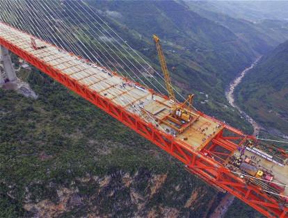 China completó la construcción del puente Beipanjiang, el más alto del mundo. Tiene 565 metros de altura y empezará a operar a finales de este año.
