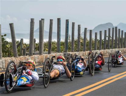 Atletas de los Juegos Paralímpicos de Río compiten en la prueba de ciclismo de ruta femenino.