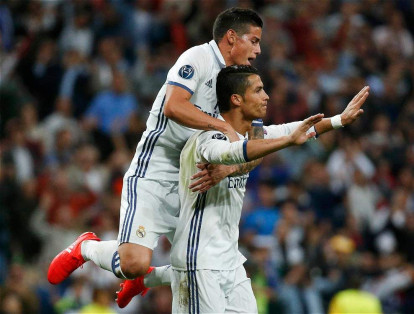 Cristiano Ronaldo y James Rodríguez celebran el gol que el número 10 del Real Madrid hizo en partido contra el Sporting, de Portugal.