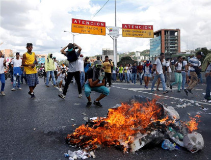 Con quemas de diferentes artículos, los opositores bloquearon las vías para demostrar su inconformismo frente al gobierno.